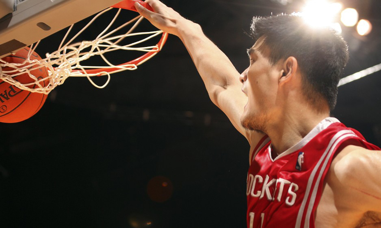 姚明，NBA赛场上的巨人