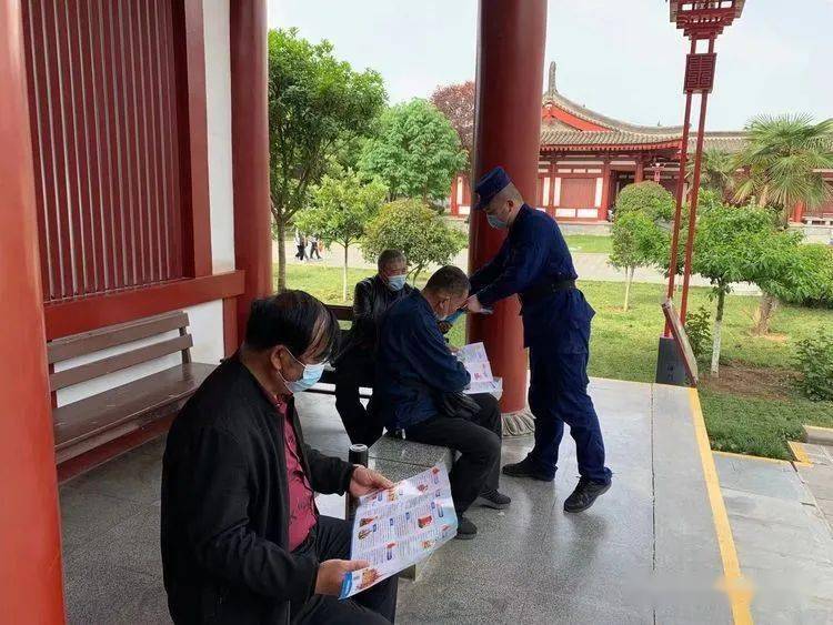 大学生扛着一扁担奖牌毕业,青春的汗水与荣耀 大学生扛着一扁担奖牌毕业,青春的汗水与荣耀