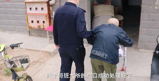 外国男子徒手爬上十楼救下两名孩童，英勇之举的背后