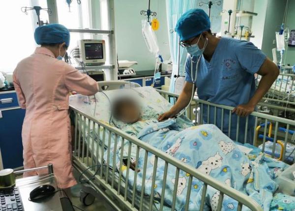 2岁幼童高铁突发惊厥呼吸骤停，一场突如其来的考验