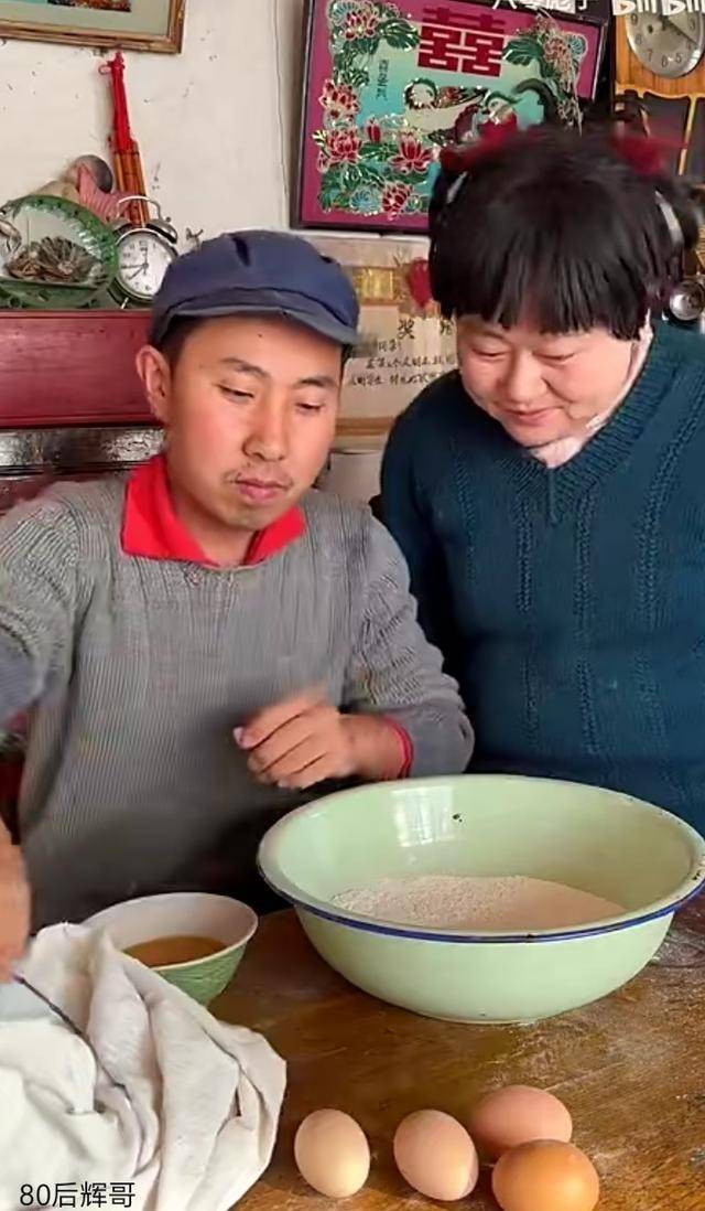 地主直播 vs 开心哥视频，两个土味江湖里的流量密码，到底谁更懂咱老百姓？