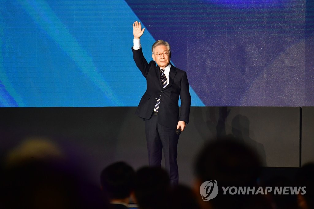 李在明90度鞠躬，韩国政坛的感恩与决心