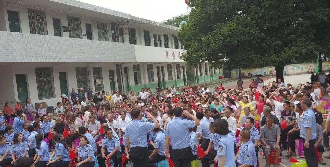 马路中央的羽毛球赛，一场意外的较量与交警的智慧应对