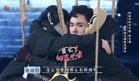 周深回应双眼皮贴被热掉了的趣事，舞台背后的真实与幽默