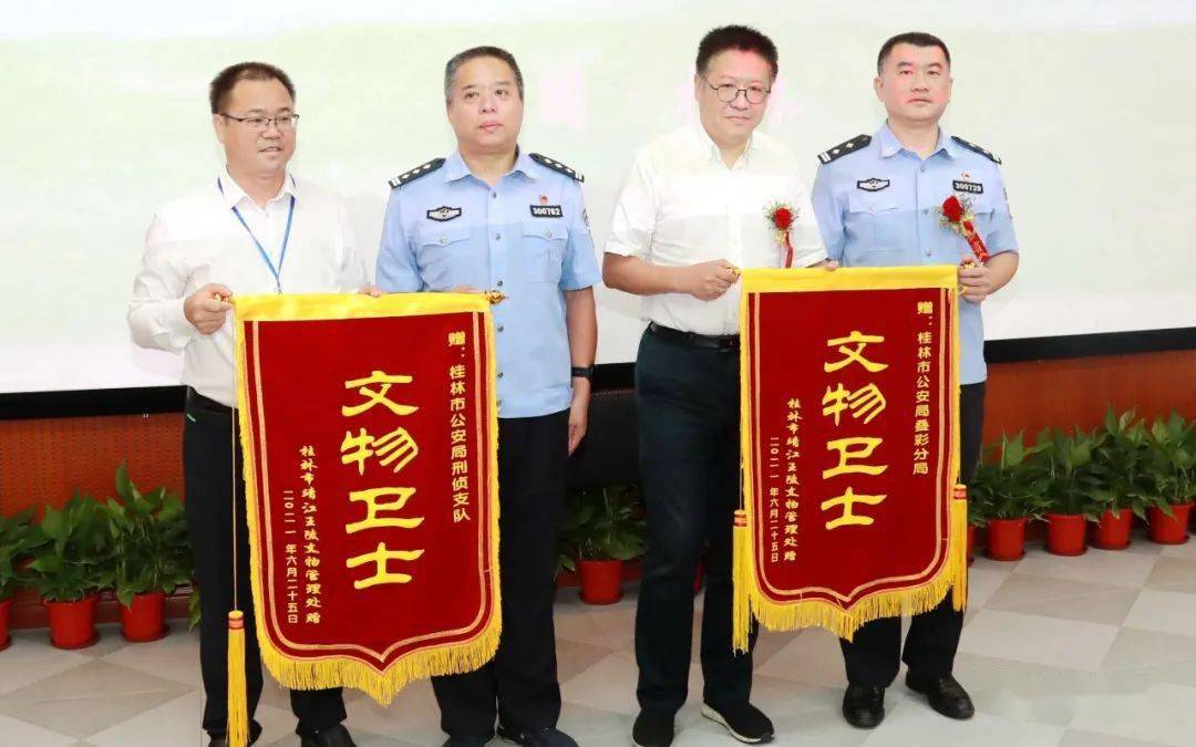 女刑警与嫌疑人，一场意外的锦旗情缘