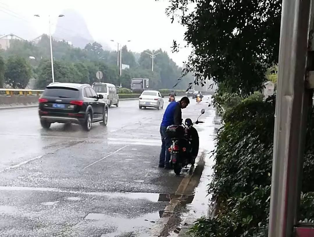 6名摩友躲雨被索要每人20元避雨费,一场意外的雨中奇遇 6名摩友躲雨被索要每人20元避雨费,一场意外的雨中奇遇