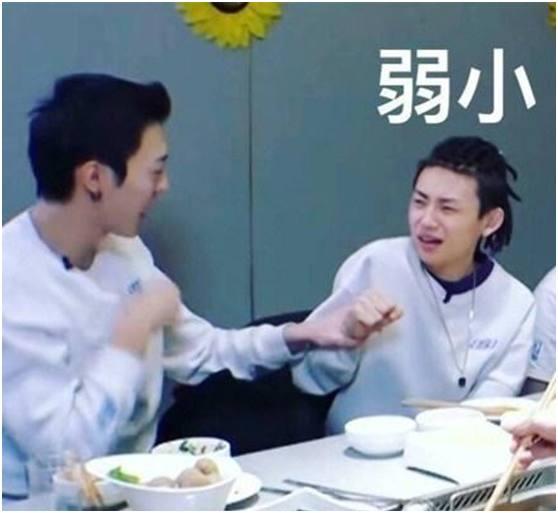 一次意外的较量，NPC与游客的掰手腕对决