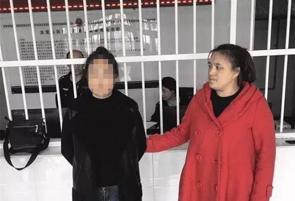 女子错过高铁，情绪失控摔坏车站员工视频记录仪——一场意外的教训