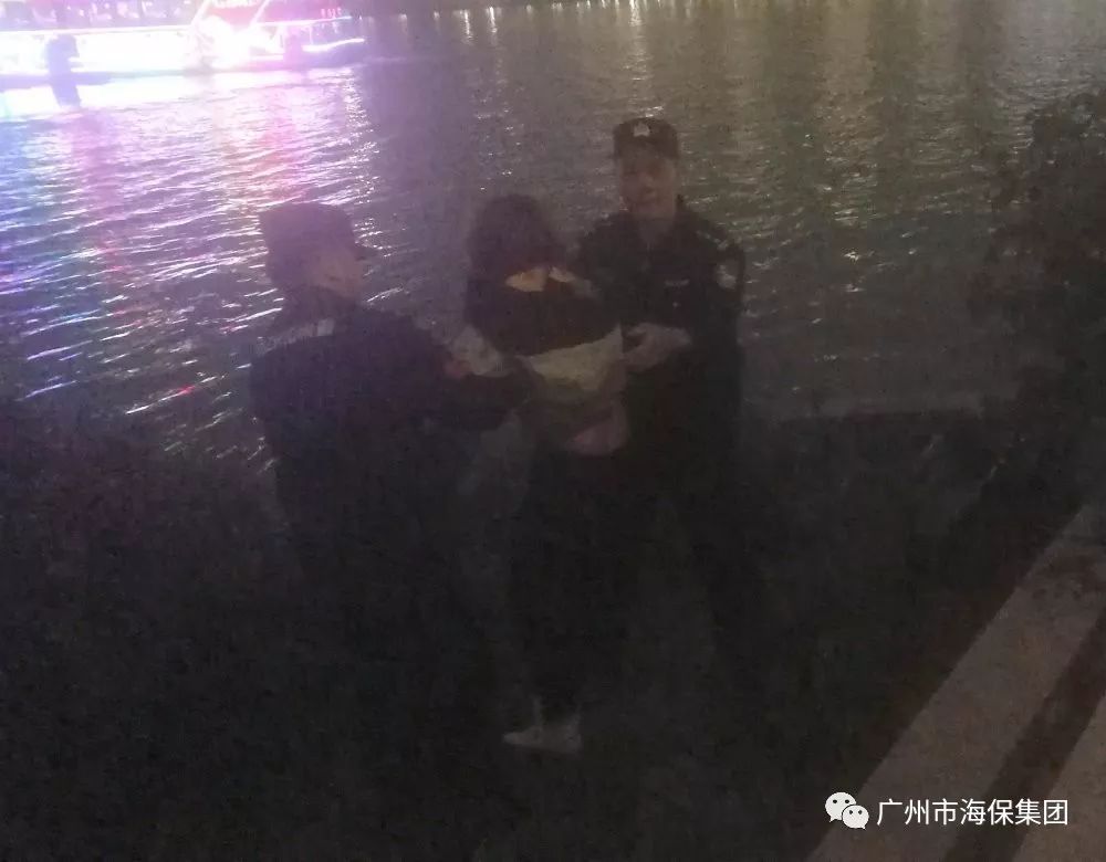 广州保安珠江中托举落水女子15分钟