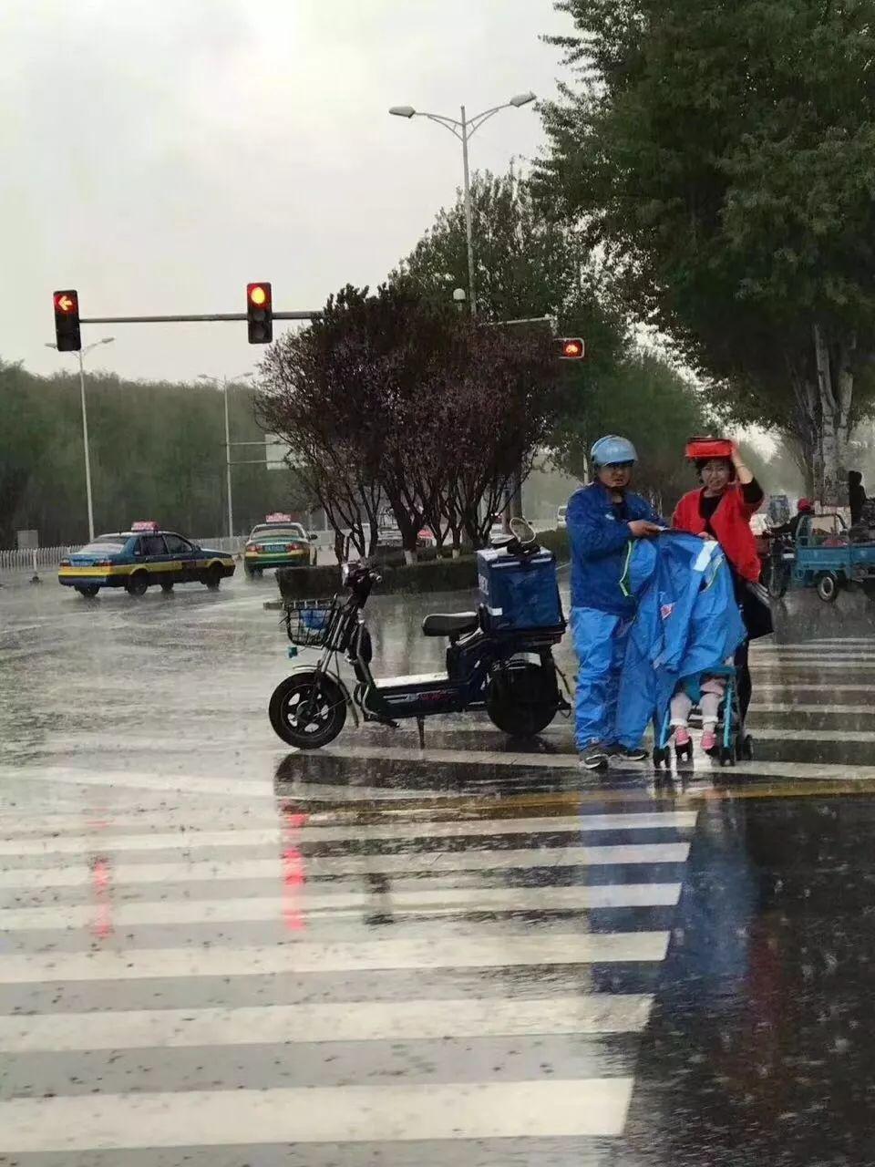 雨中温情，外卖小哥与路人的接力，共筑城市小善