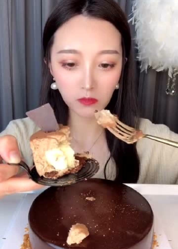 慕斯vs小卡视频直播，谁才是你深夜下饭的最佳拍档？