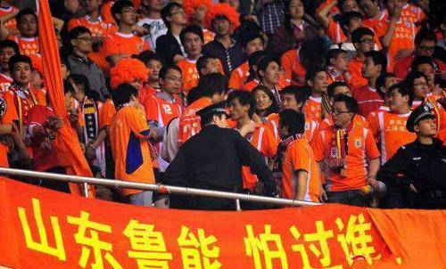 深圳球迷 vs 山东球迷，视频直播里的南北足球江湖