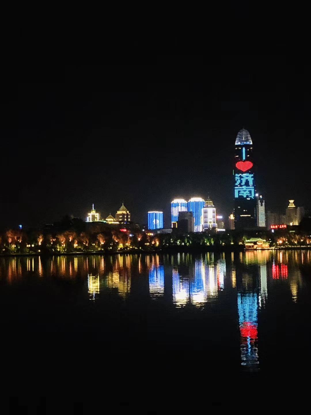 枣庄vs日照夜景直播视频，两座鲁南小城，谁才是夜的主角？